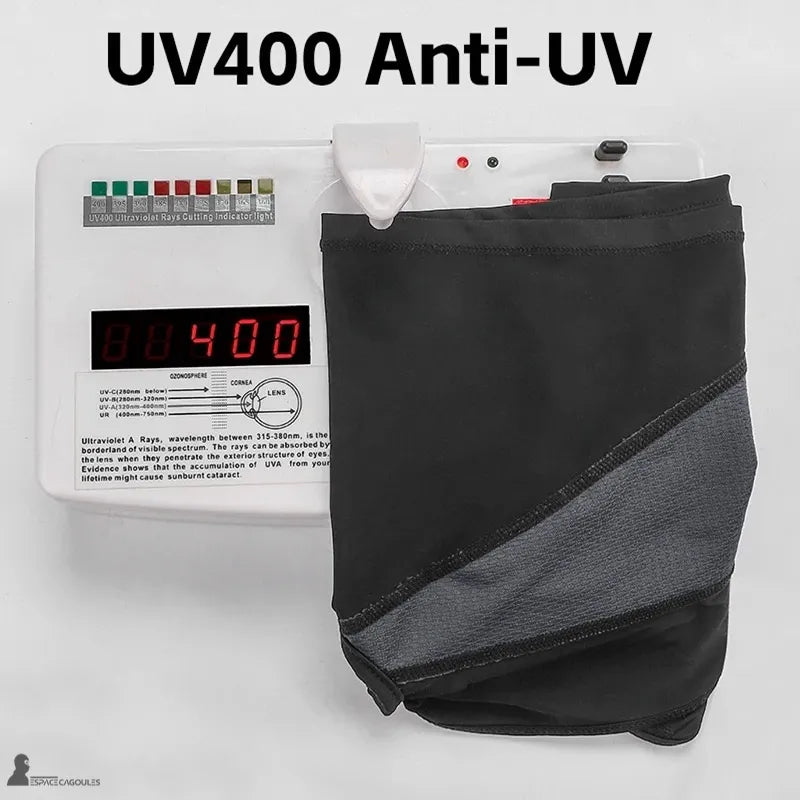 Cagoule casquette vélo été noire présentée devant un appareil de mesure UV400 indiquant la protection anti-UV du tissu – Espace Cagoules