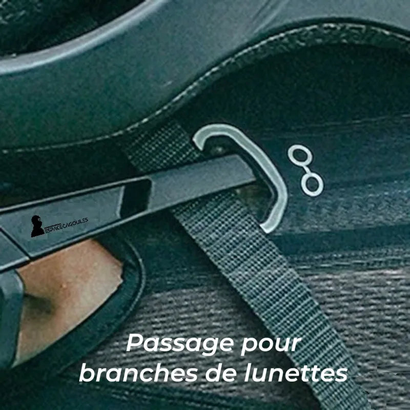 Cagoule casquette vélo été noire portée avec lunettes de sport dont les branches passent dans l’ouverture latérale – Espace Cagoules