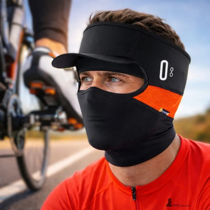 Cagoule casquette vélo été noire avec visière portée par un cycliste sur route en tenue rouge, vue rapprochée visage et épaules – Espace Cagoules