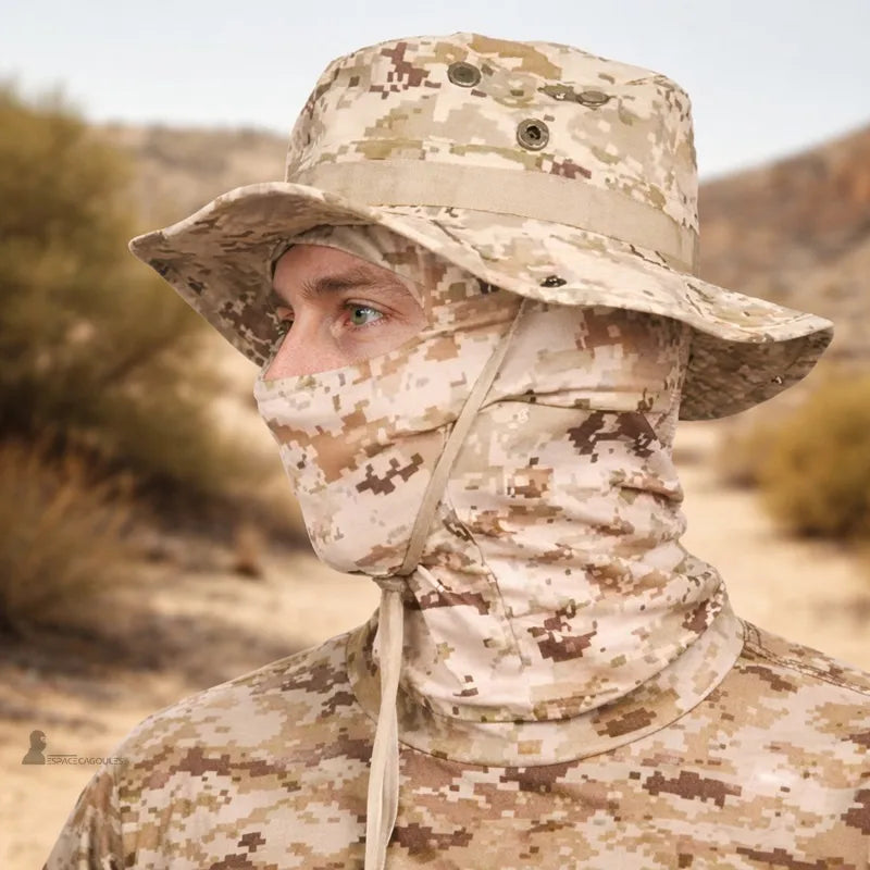 Chapeau cagoule porté en environnement désertique avec dunes en arrière-plan et protection faciale couvrant le visage - Espace Cagoules