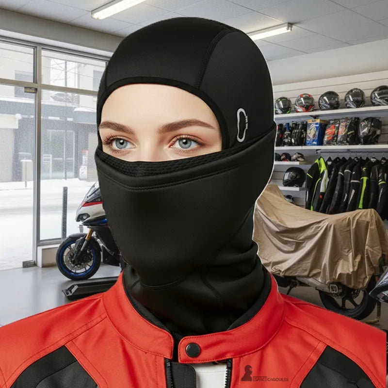 Warme Motorradmaske, getragen von einer Frau in einem Motorradausrüstungsgeschäft drinnen - Bereich für Masken