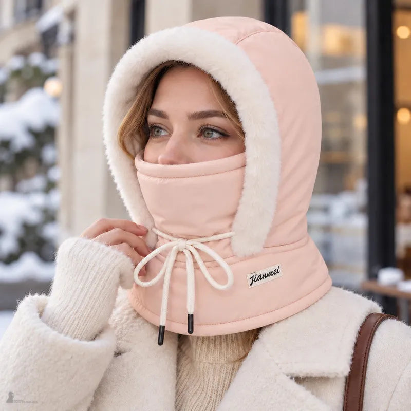 Femme portant la cagoule chaude Skaïa rose avec masque relevé dans une rue hivernale - Espace Cagoules