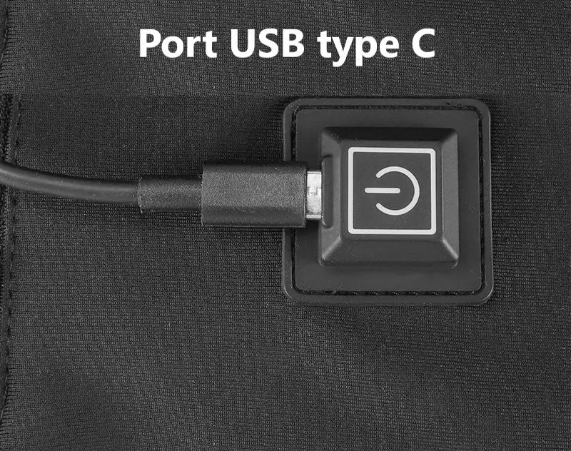 Gros plan sur le port USB Type-C de la cagoule chauffante noire, connecté à un bouton d'alimentation. L'image met en avant la compatibilité moderne pour une alimentation rapide et efficace, idéale pour les environnements froids.