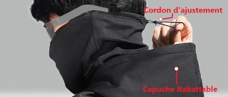 Cagoule chauffante noire vue de dos, montrant un cordon d'ajustement pratique pour un ajustement personnalisé et une capuche rabattable. Idéal pour les sports d'hiver et les activités en extérieur par temps froid, garantissant un confort optimal.