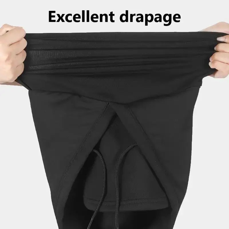 Cagoule chauffante noire montrant une excellente élasticité et drapage. L'image met en avant la flexibilité et la douceur du tissu, adapté pour un ajustement confortable et une utilisation prolongée dans des environnements froids.