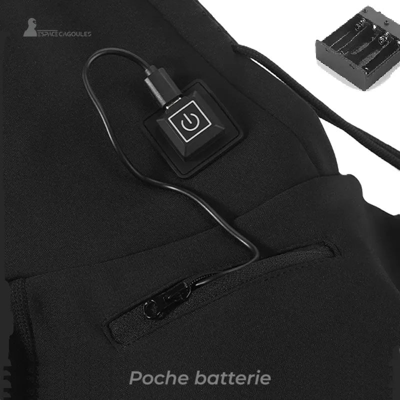 Cagoule chauffante : Vue détaillée d'un cordon USB et de son interrupteur sur la cagoule, montrant la poche où l'on peut ranger le boîtier de batterie.