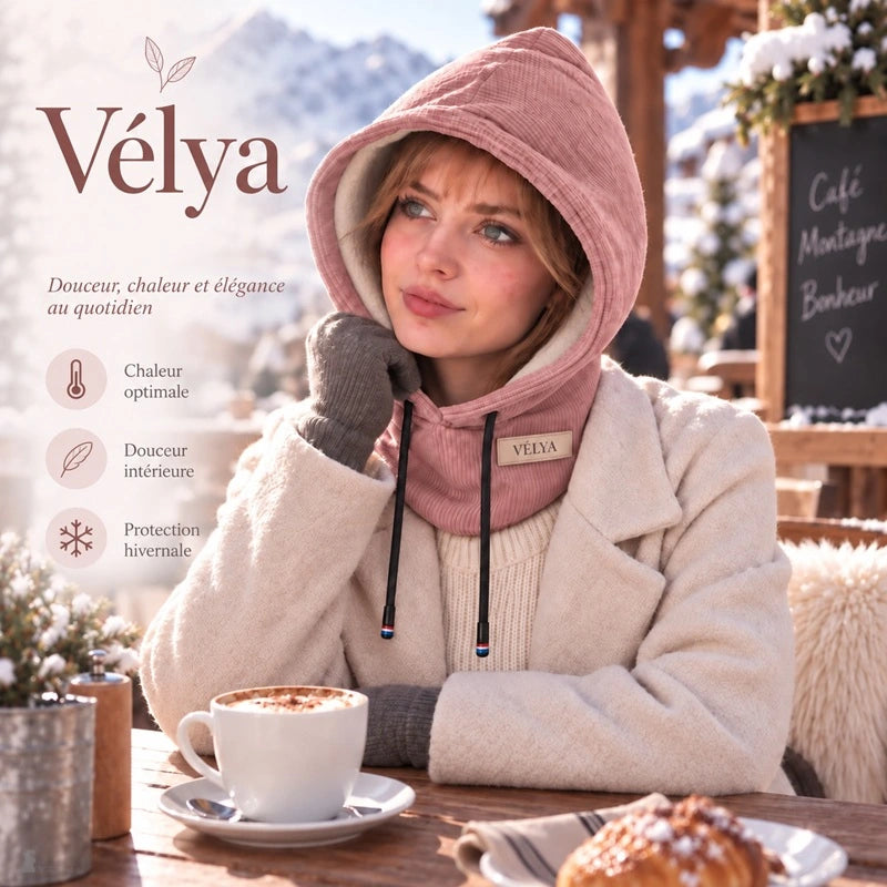 Femme attablée en terrasse de montagne au soleil, capuche en velours côtelé rose poudré relevée, cappuccino devant elle - Espace Cagoules