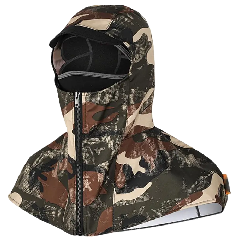 Cagoule de chasse camouflage coloris vert et marron, vue trois-quarts, avec plastron large recouvrant les épaules et masque facial isolant.