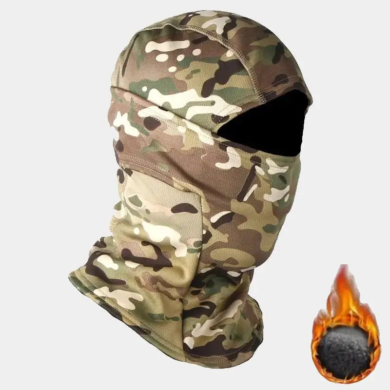 Cagoule de chasse polaire camouflage sur fond blanc avec une icône de chaleur. Conception en tissu polaire doublé pour une isolation efficace contre le froid, idéale pour la chasse et les activités hivernales en extérieur.