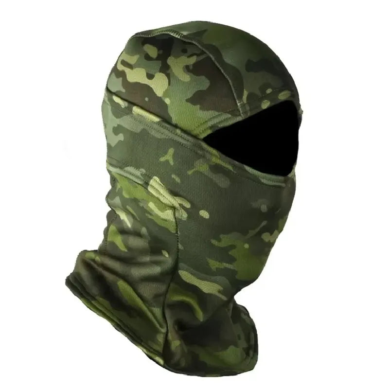 Polarfleece-Jagdmaske in grünem Camouflage, einteilig mit Gesichtsöffnung, Profilansicht auf neutralem Hintergrund – Raum für Masken