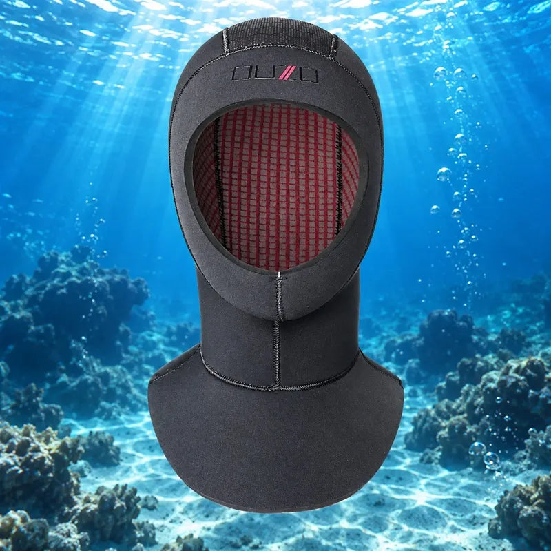 Cagoule de plongée 7mm à bavette AquaHood avec doublure thermique rouge, portée devant un récif - Espace Cagoules