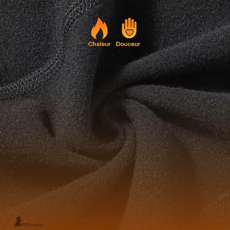 Cagoule de ski à plastron en tissu polaire doux et chaud, texture intérieure isolante, vue macro mettant en évidence la chaleur et la douceur du textile - Espace Cagoules