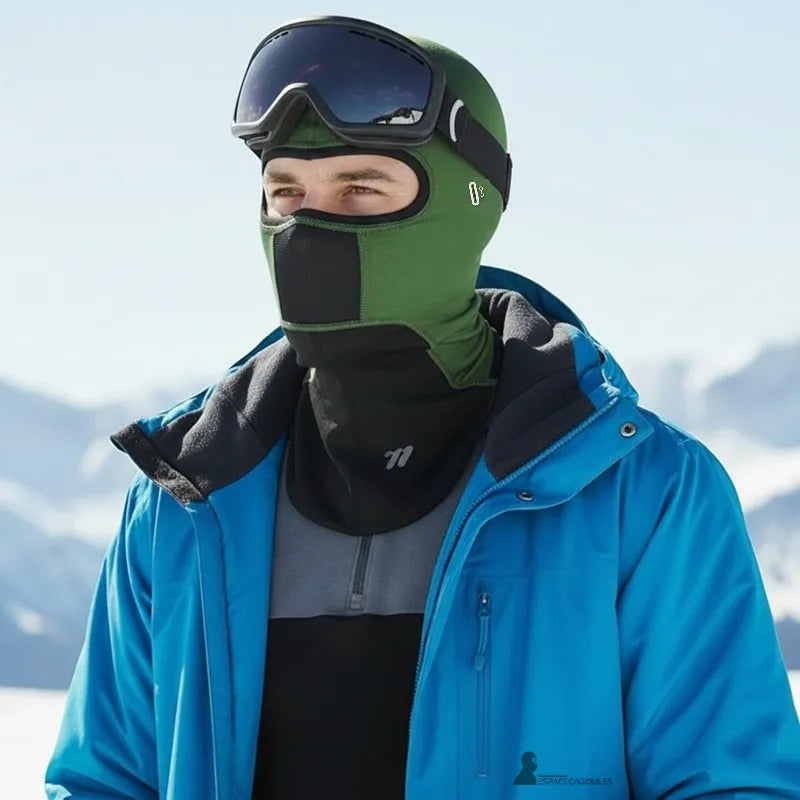 Cagoule de ski à plastron en tissu thermique extensible, forme intégrale portée par un homme avec masque de ski, vue en situation en montagne enneigée - Espace Cagoules