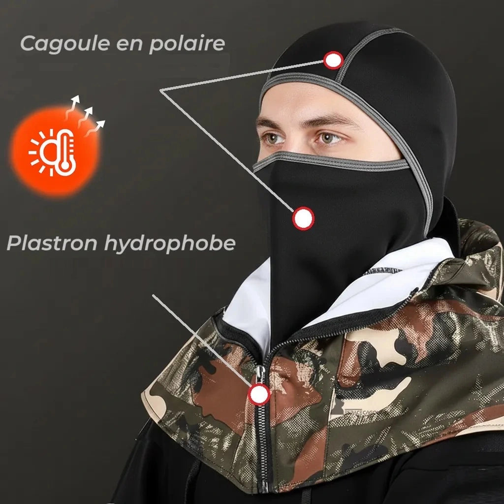 Cagoule de chasse en polaire noire avec plastron hydrophobe, vue portée de face montrant la couverture du visage, du cou et du haut de la poitrine.