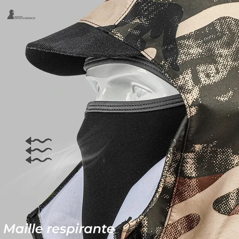 Cagoule de chasse avec maille respirante au niveau de la bouche et du nez, vue de profil illustrant la circulation de l’air pendant la respiration.