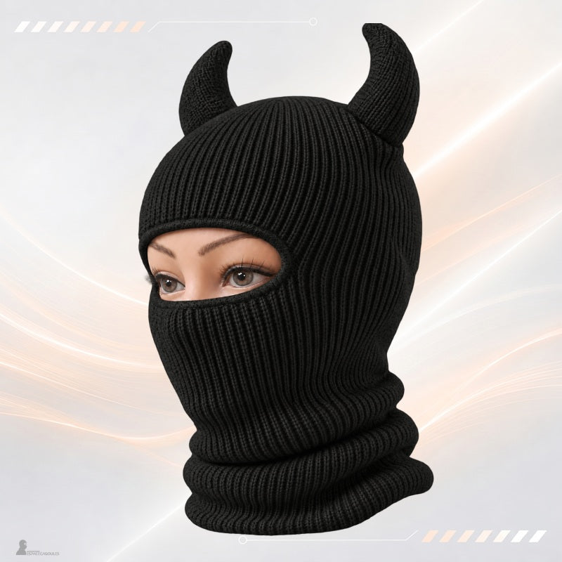 Cagoule diable noire à cornes sur un mannequin, ouverture 1 trou et long tour de cou - Espace Cagoules