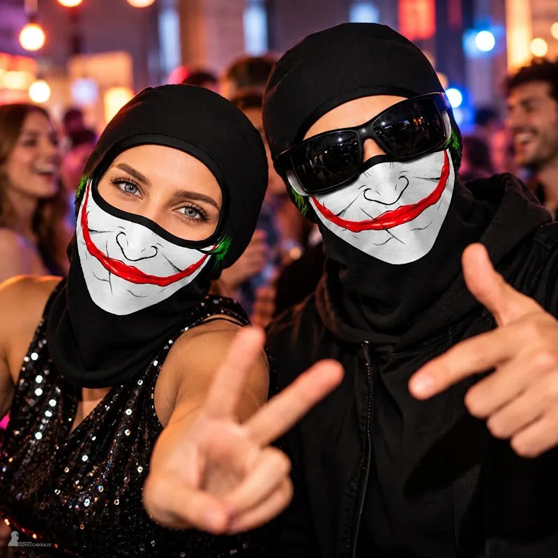 Couple en soirée portant la cagoule drôle Comik sourire de clown et faisant le signe de la victoire - Espace Cagoules