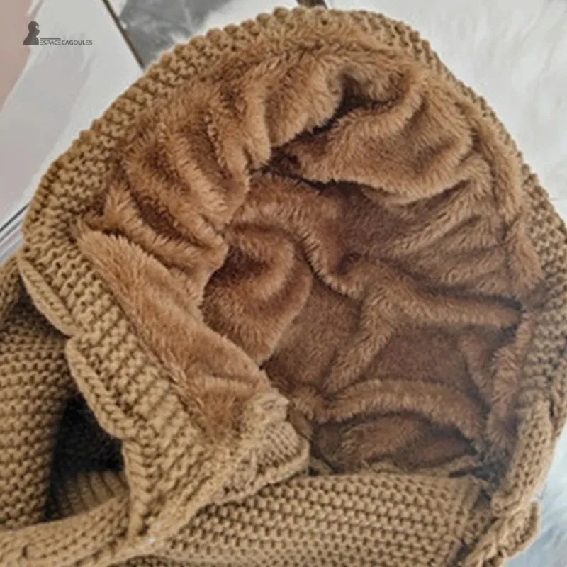 Cagoule écharpe marron avec doublure intérieure en polaire moelleuse, vue rapprochée de la capuche tricotée – Espace Cagoules
