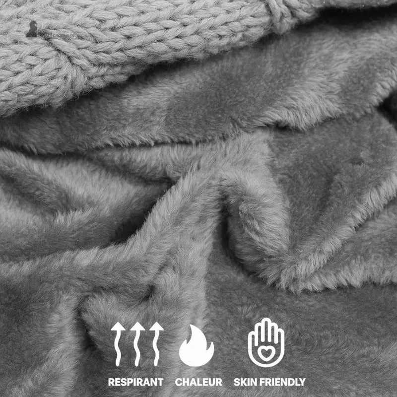 Cagoule écharpe doublée polaire grise, texture douce et respirante illustrant la chaleur et le confort de la matière intérieure – Espace Cagoules