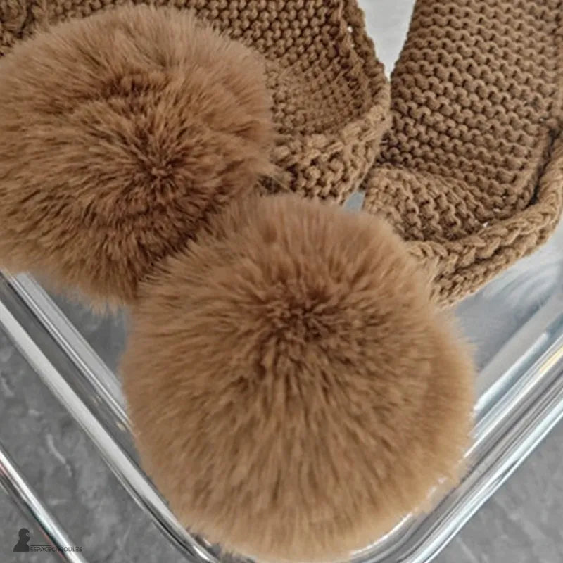 Cagoule écharpe marron en maille épaisse avec deux pompons en fausse fourrure, gros plan sur les finitions du tricot – Espace Cagoules