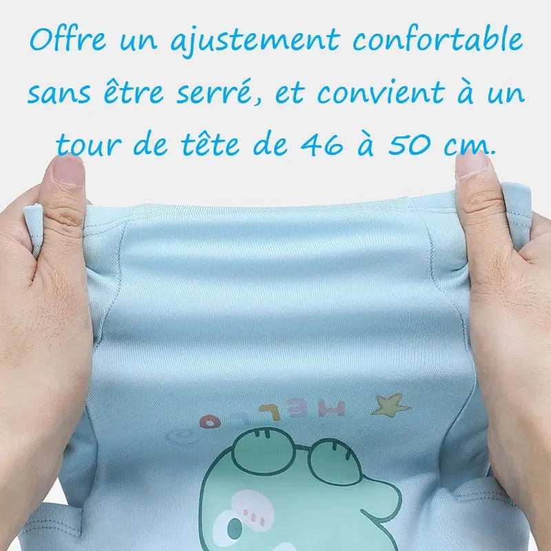 Démonstration de l'élasticité et de l'ajustement confortable de la cagoule enfant 3 ans, conçue pour les tours de tête de 44 à 52 cm, idéale pour un port sécurisé.
