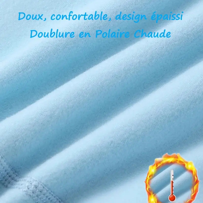 Gros plan sur le tissu doux en polaire, confortable et respirant de la cagoule enfant 3 ans.