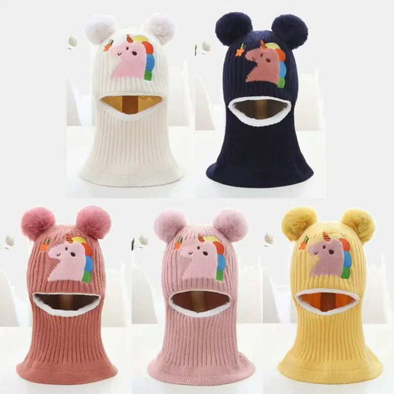 Cagoule enfant 4 ans en tricot doux disponible en plusieurs couleurs (blanc, bleu, rose, jaune), avec des oreilles pompons et un motif licorne coloré, idéale pour l'hiver et les activités en extérieur.