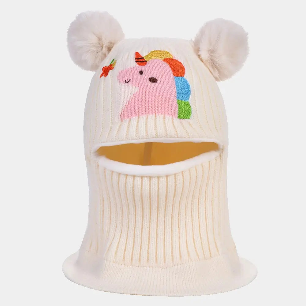 Cagoule enfant 5 ans en tricot blanc cassé avec pompons, doublure chaude et motif coloré de licorne, idéale pour l'hiver et les activités extérieures.