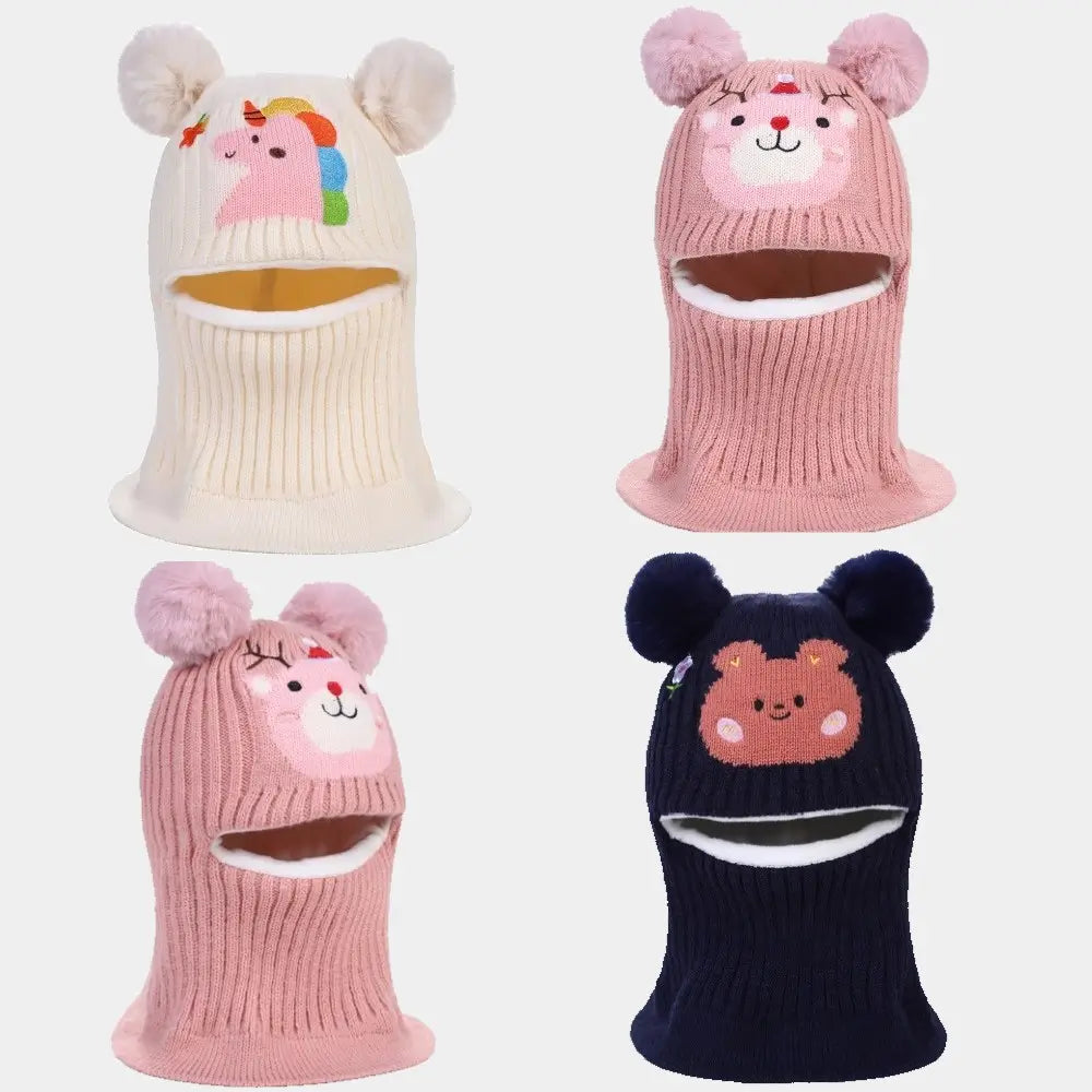 Cagoules enfant 5 ans en tricot coloré, disponibles en rose, beige, et bleu marine, avec pompons et motifs animaux adorables, parfaites pour l'hiver et les activités en extérieur.