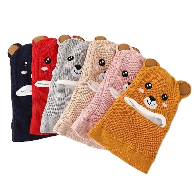 Un set di passamontagna per bambini di 5 anni composto da diverse passamontagna a maglia in vari colori, con apertura unica e fodera morbida, visibile in studio – Espace Cagoules