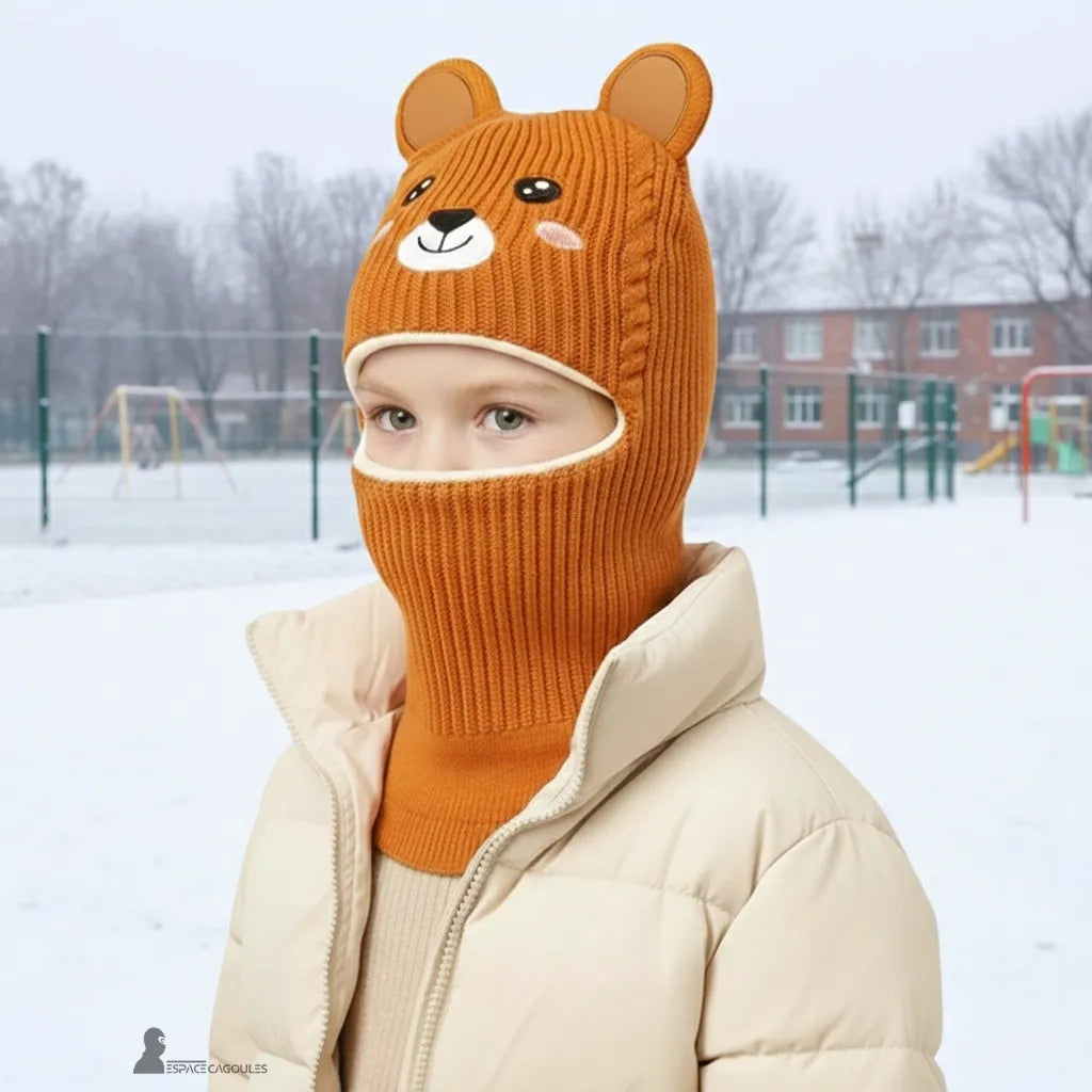 Passamontagna per bambini di 5 anni che indossano un passamontagna in forma di orso caramello in un cortile innevato che offre protezione completa per il viso e il collo – Espace Cagoules