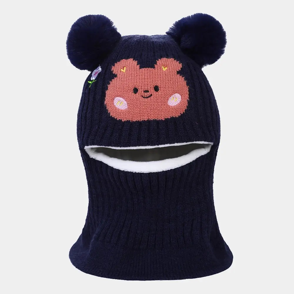 Cagoule enfant 5 ans en tricot bleu marine avec pompons, doublure douce et motif d'ours souriant, idéale pour l'hiver et les activités extérieures.