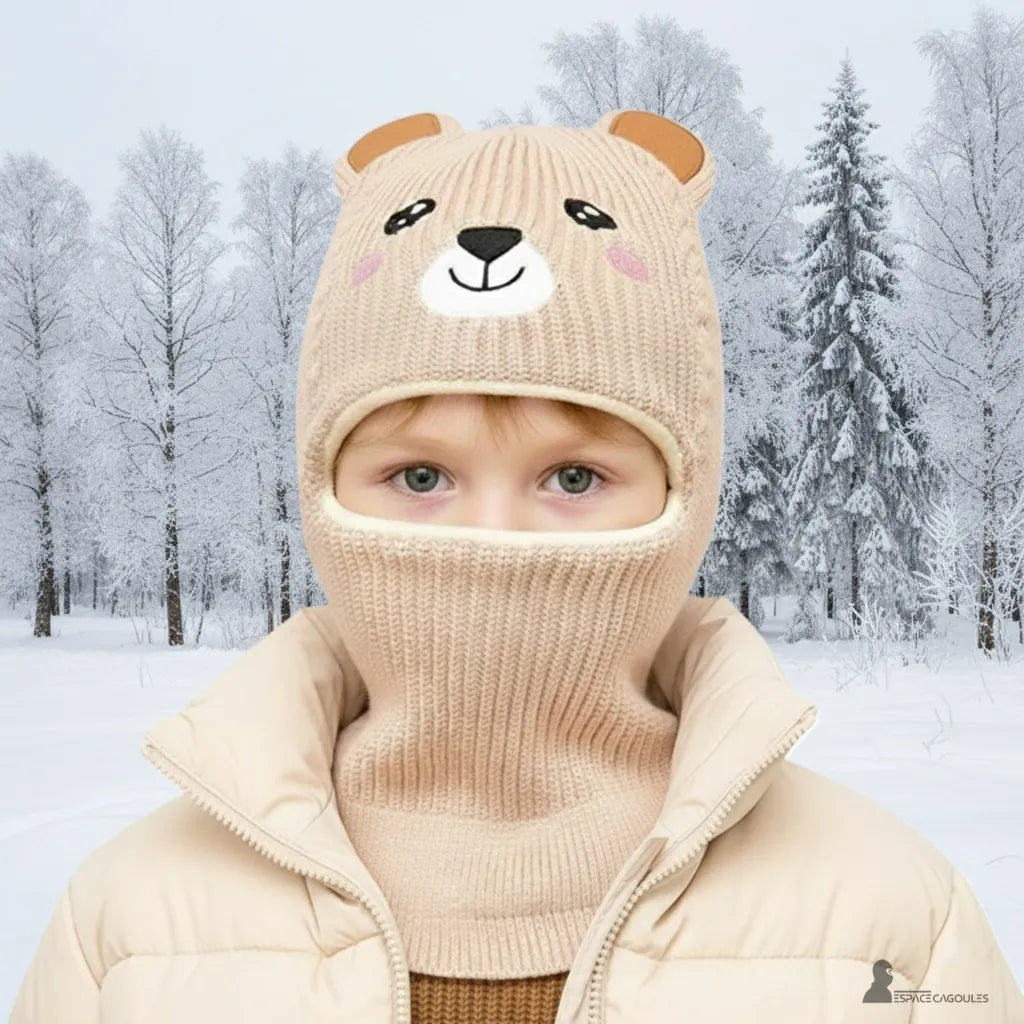 Passamontagna per bambini di 5 anni che indossa un passamontagna beige a maglia in un paesaggio innevato che offre una protezione calda e morbida per l'inverno – Espace Cagoules