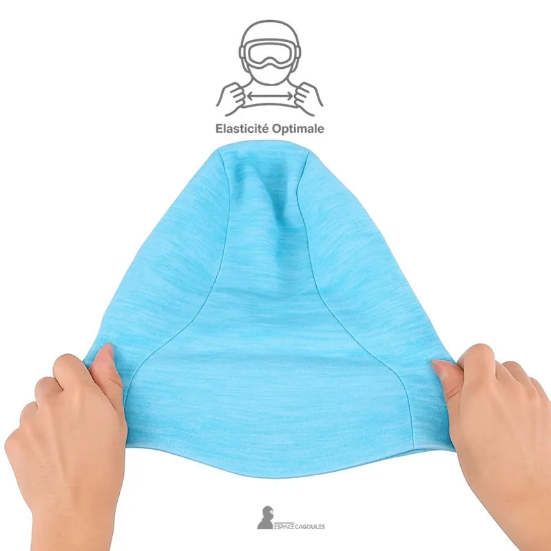 Cagoule enfant bleue tenue à deux mains illustrant son élasticité optimale et la douceur de son tissu polaire extensible – Espace Cagoules