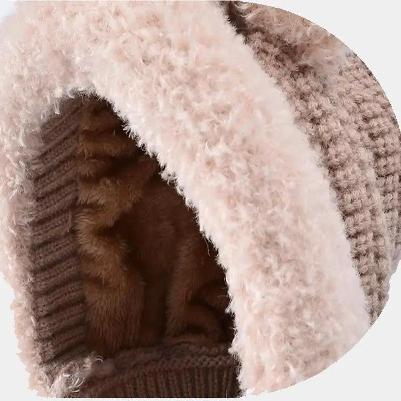 Vue intérieure d'une cagoule enfant fille beige avec doublure en polaire, montrant les détails chauds et confortables pour les journées froides.