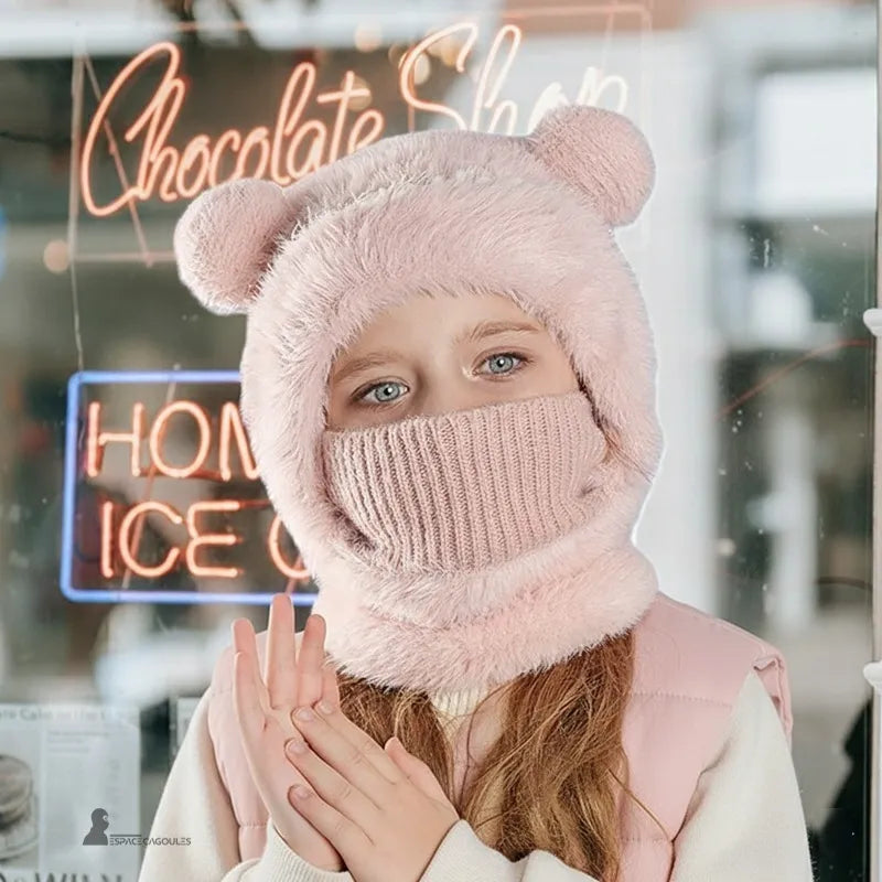 Cagoule enfant fille rose avec masque tricoté relevé devant une vitrine lumineuse, chaleur et douceur assurées – Espace Cagoules