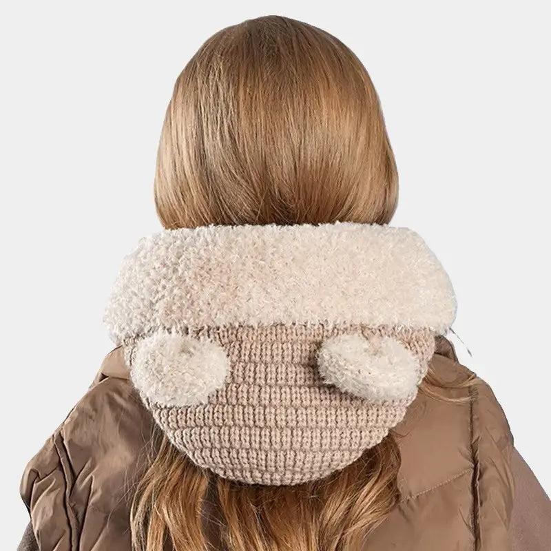 Vue arrière d'une cagoule enfant fille beige, mettant en avant les oreilles d'ours tricotées et le design enveloppant pour une couverture complète.