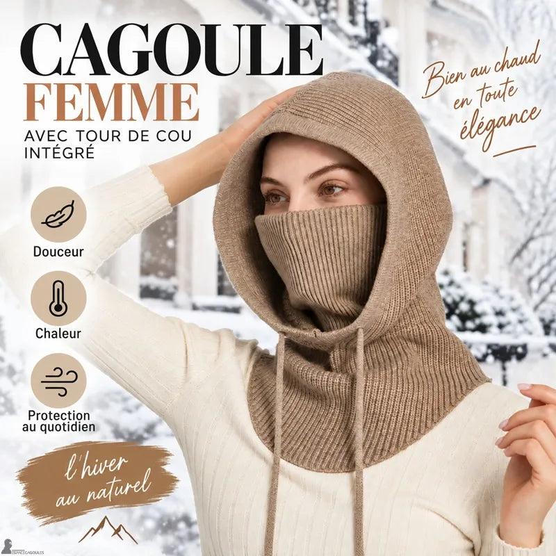 Visuel promotionnel d'une cagoule femme beige à tour de cou intégré portée capuche relevée et masque remonté sous la neige - Espace Cagoules
