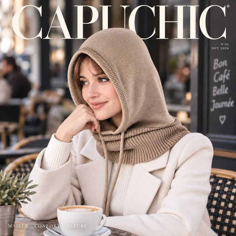 Femme portant une cagoule femme camel en terrasse de café parisien, look hiver chic