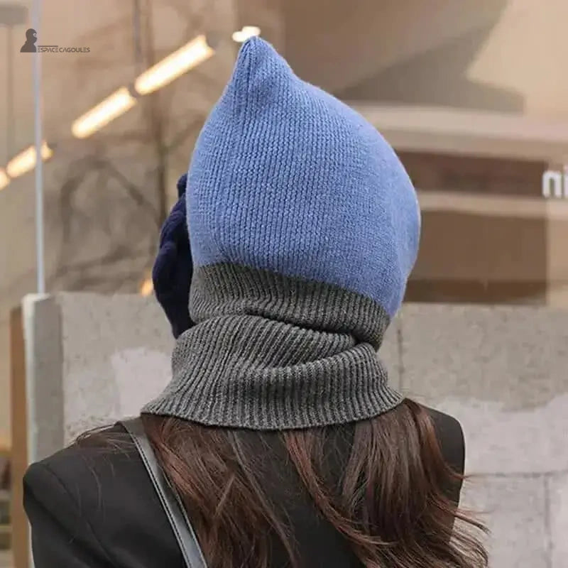 Cagoule femme en laine vue de dos couleur bleu et gris, couvrant entièrement la tête et le cou, portée en extérieur