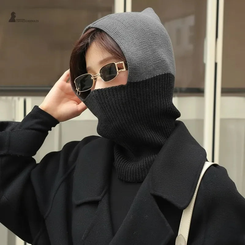 Cagoule femme en laine noire et grise portée avec lunettes de soleil en extérieur urbain, couvrant le bas du visage