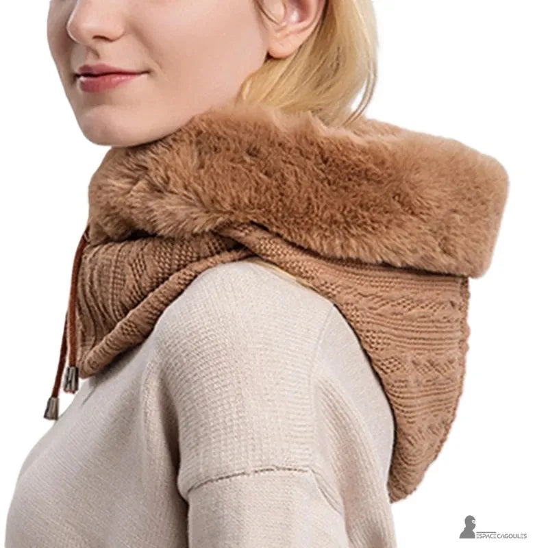 Damen-Kapuze aus Karamell-Fell, Profilansicht drinnen, weiche Strickkapuze mit dickem Fell um das Gesicht - Raum für Kapuzen.