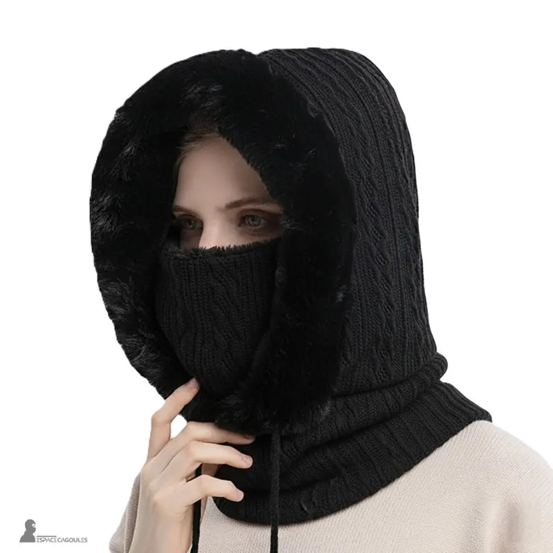 Cagoule femme fourrure noire, capuche épaisse en tricot avec masque relevé, portrait en intérieur fond clair - Espace Cagoules