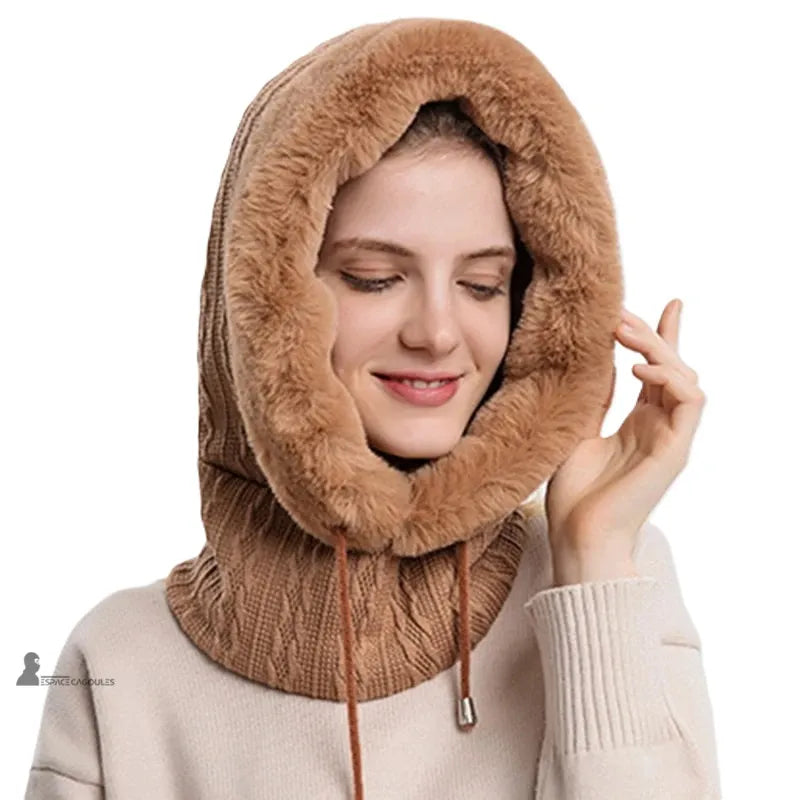 Damen-Kapuze aus Karamell-Fell, große und weiche Kapuze, offen getragen, sichtbare Stricktextur im Nahaufnahme - Cagoules Raum