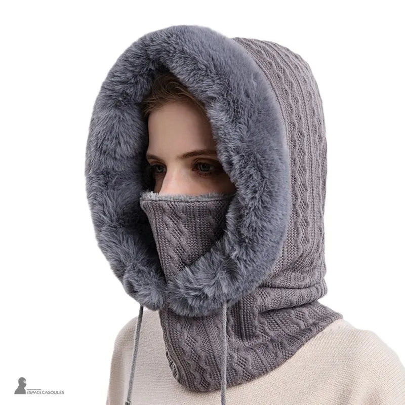 Cagoule femme fourrure grise, capuche avec masque tricoté couvrant le visage, vue de profil en intérieur fond neutre - Espace Cagoules