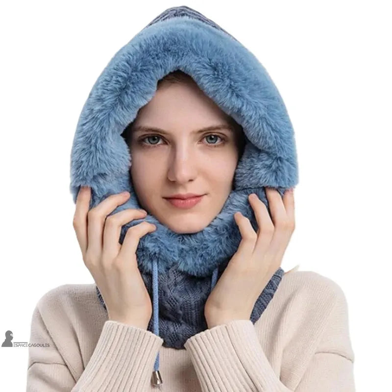 Cagoule femme fourrure bleu marine, capuche ouverte encadrant le visage, fourrure épaisse et texture tricotée en avant-plan - Espace Cagoules
