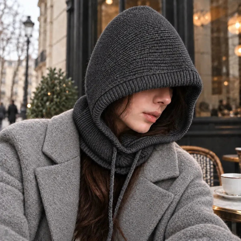 Même tenue en terrasse avec la cagoule Silverine gris foncé, capuche ample au large bord en côtes et col couvrant sous le menton - Espace Cagoules