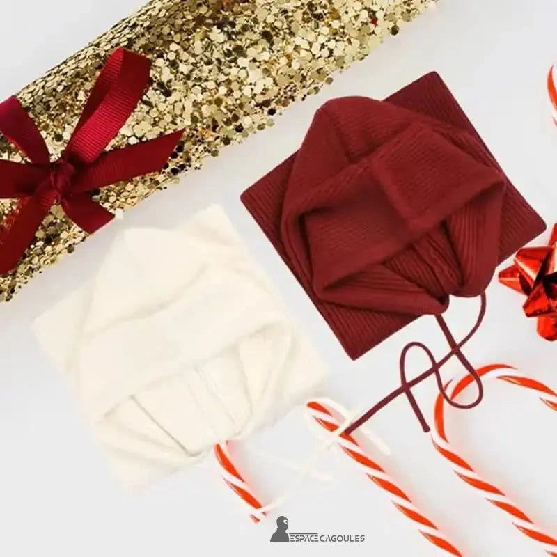 Cagoule femme hiver noire présentée en cadeau avec décorations de Noël