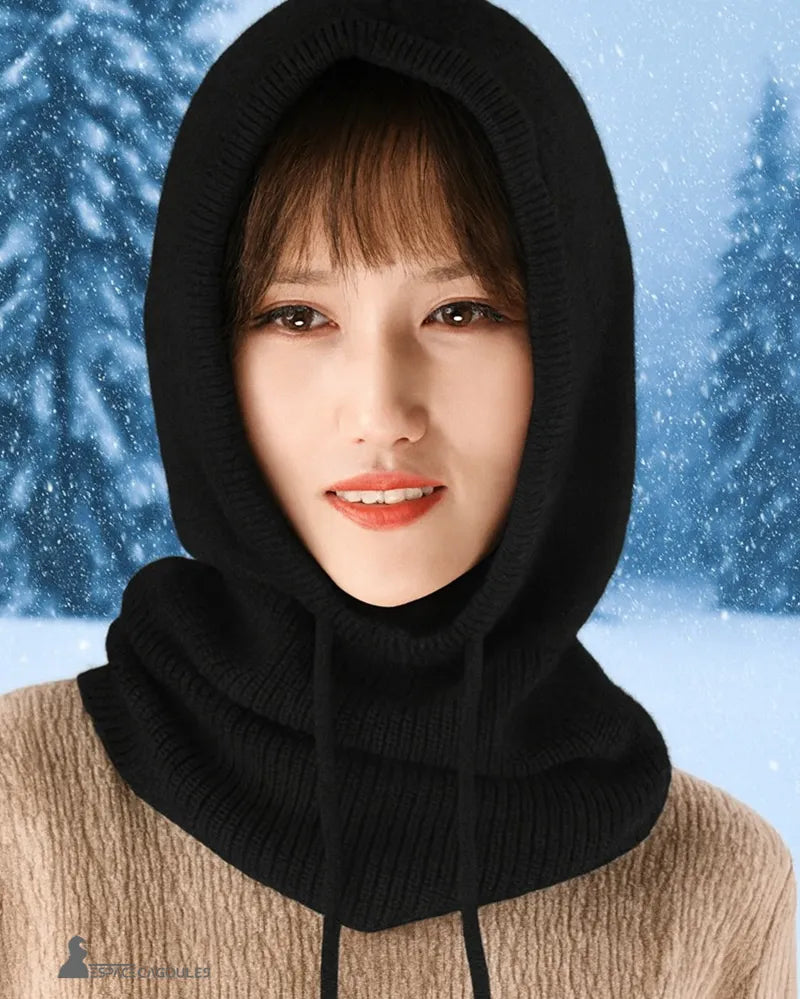 Cagoule femme hiver noire portée par une femme en extérieur avec fond enneigé