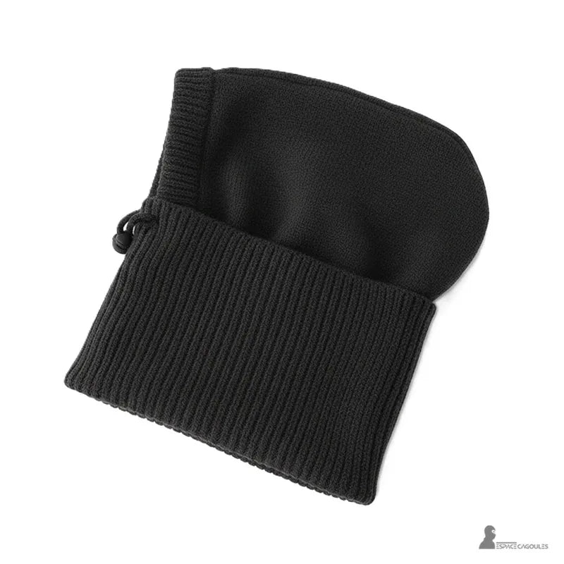 Passamontagna invernale da donna nera in maglia rovesciata per mostrare l'interno foderato, posata da sola su uno sfondo bianco minimalista - Spazio Passamontagna